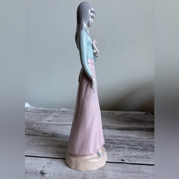 Ceramic girl young woman figurine 12 1/2" tall - Picture 9 of 12